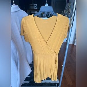 Mustard Minidress with Tie on the side and flowy skirt